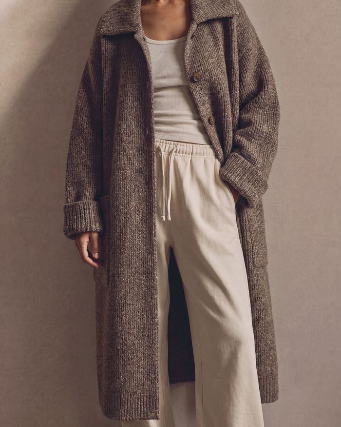Длинный вязаный кардиган на модели, офисный образ